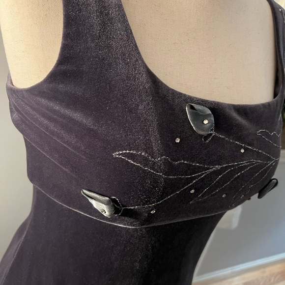 Elegant Grey Evening Dress with Leaf Embellishments - Picture 1 of 6